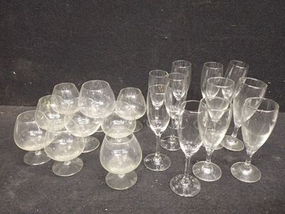 beaucoup de verres à vin vides sur la table
