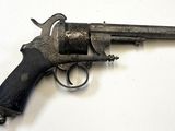 un vieux fusil sur une surface blanche avec un fond blanc