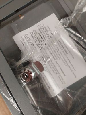 une boîte munie d'un cadenas et contenant un bout de papier