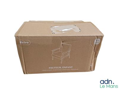 boîte en carton sur laquelle figure l'image d'un chat assis sur une chaise à l'intérieur