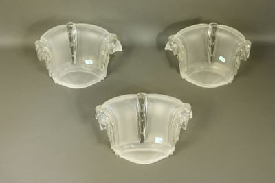 trois bols en verre transparent posés sur une surface grise avec un fond blanc