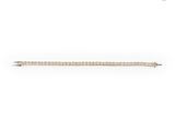 une photo d'une broche en forme de lingot, en or et diamants