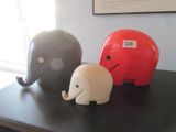 trois figurines d'éléphants posées les unes à côté des autres sur une table
