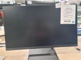 un écran d'ordinateur posé sur un bureau dans un magasin