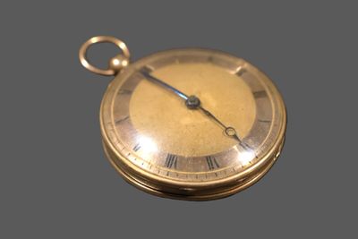 une montre de poche en or avec des chiffres romains sur le cadran