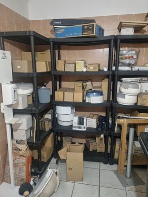 une pièce remplie de cartons et d'appareils électroménagers