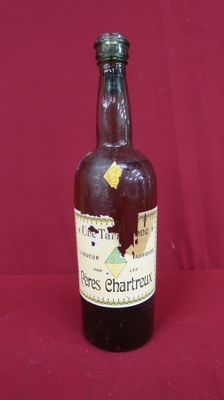 une bouteille de vin posée sur une table