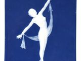 une image représentant une femme dans une pose de ballet, peinte en bleu et blanc