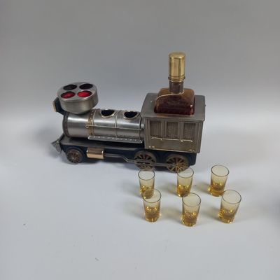 LOCOMOTIVE MUSICALE formant bar à Gin avec une carafe et 6 v…