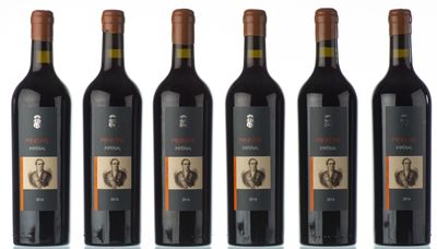 six bouteilles de vin sont alignées sur une surface blanche
