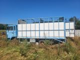 un camion bleu garé dans un champ