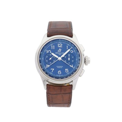 gros plan d'une montre sur fond blanc