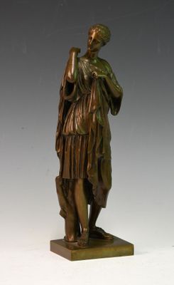 statue en bronze représentant une femme tenant un panier, posée sur un socle en marbre