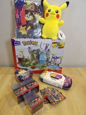une peluche posée sur une table, à côté d'une boîte de jeux