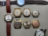 un grand nombre de montres posées sur une table