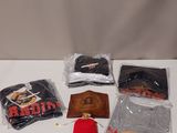 beaucoup de t-shirts et d'autres articles posés sur la table
