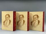 trois livres sur lesquels figurent le dessin d'un homme et d'une femme