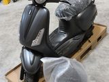 un scooter posé sur une palette au sol