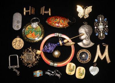 de nombreux types de bijoux exposés sur un fond noir
