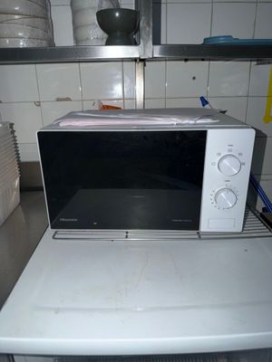 un micro-ondes posé sur un comptoir dans une cuisine