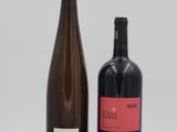 deux bouteilles de vin posées l'une à côté de l'autre sur une table