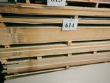 plusieurs piles de palettes en bois empilées les unes sur les autres