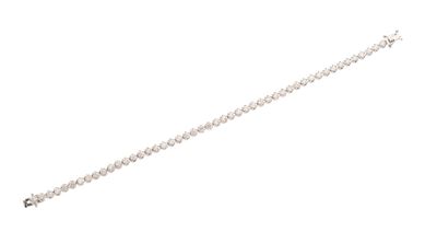 un gros plan d'un collier de perles en argent sur fond blanc