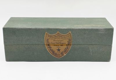 une image représentant une boîte verte ornée d'un emblème doré
