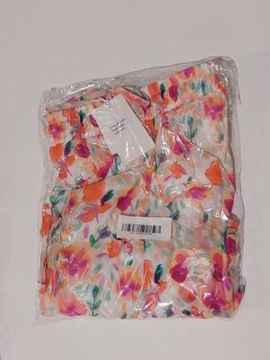 un sac de vêtements posé sur une table