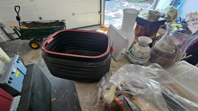 de nombreux sacs de nourriture posés sur une table dans un garage
