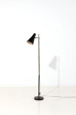 un lampadaire noir et blanc muni d'un abat-jour noir