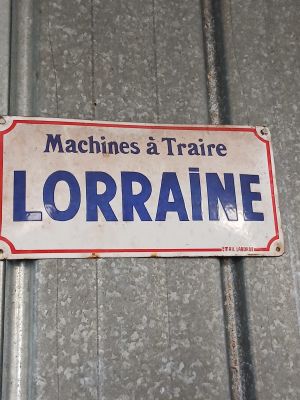a sign that says machines a traine lorrainene on the side of a building