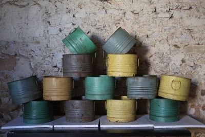 une pile de pots verts et jaunes posée sur une étagère