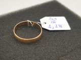 une bague en or sur laquelle est posée une étiquette de prix