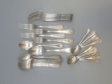beaucoup de cuillères en argent et de cuillères à soupe sur une table