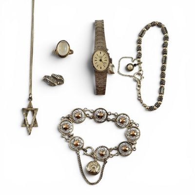 un assortiment de bijoux comprenant une montre, un bracelet et une bague