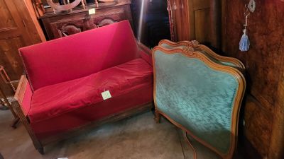 1 canapé 2 places en velours rouge (140 x 87 cm) + 1 lit de …