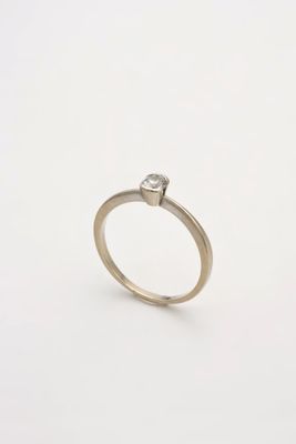une bague de fiançailles ornée d'un seul diamant