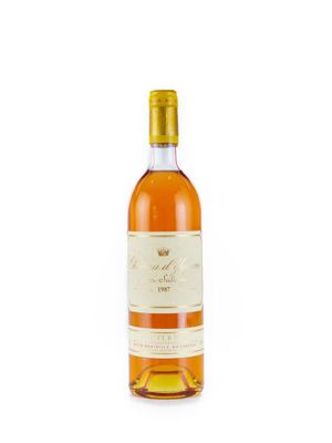 une bouteille de vin posée sur une surface blanche