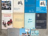 de nombreux livres et brochures sur la moto, éparpillés sur le sol
