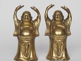 une paire de figurines en laiton représentant des bouddhas se tenant par la main