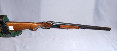 a rifle that is sitting on top of a table