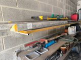 une étagère sur laquelle sont posés des outils, près d'un mur en briques