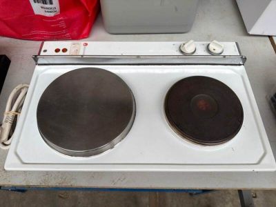 Une plaque de cuisson électrique Rosières à deux feux, en l'…