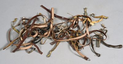 un tas d'objets en cuir et en métal posés sur une table