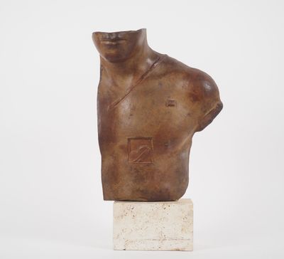 sculpture d'une tête d'homme sur une base en marbre