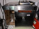 une photo d'un appareil réfrigérant dans une cuisine