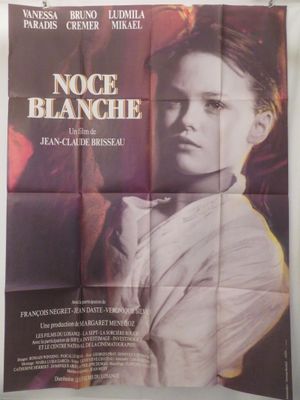 une vieille affiche de cinéma représentant une femme avec un chat sur l'épaule