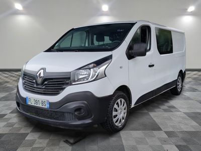 la camionnette blanche est garée sur un sol carrelé en damier