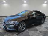 une voiture noire est garée sur le sol en damier d'un garage
